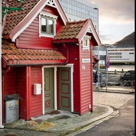Sentralt,unikt Lite Bergenshus Med Sjel Pa Fine Nostet! *