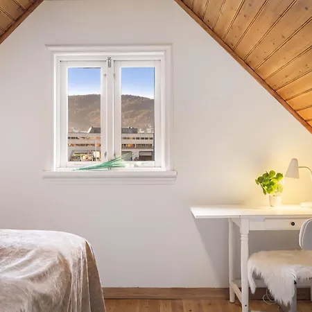 Sentralt,unikt Lite Bergenshus Med Sjel Pa Fine Nostet! Bergen